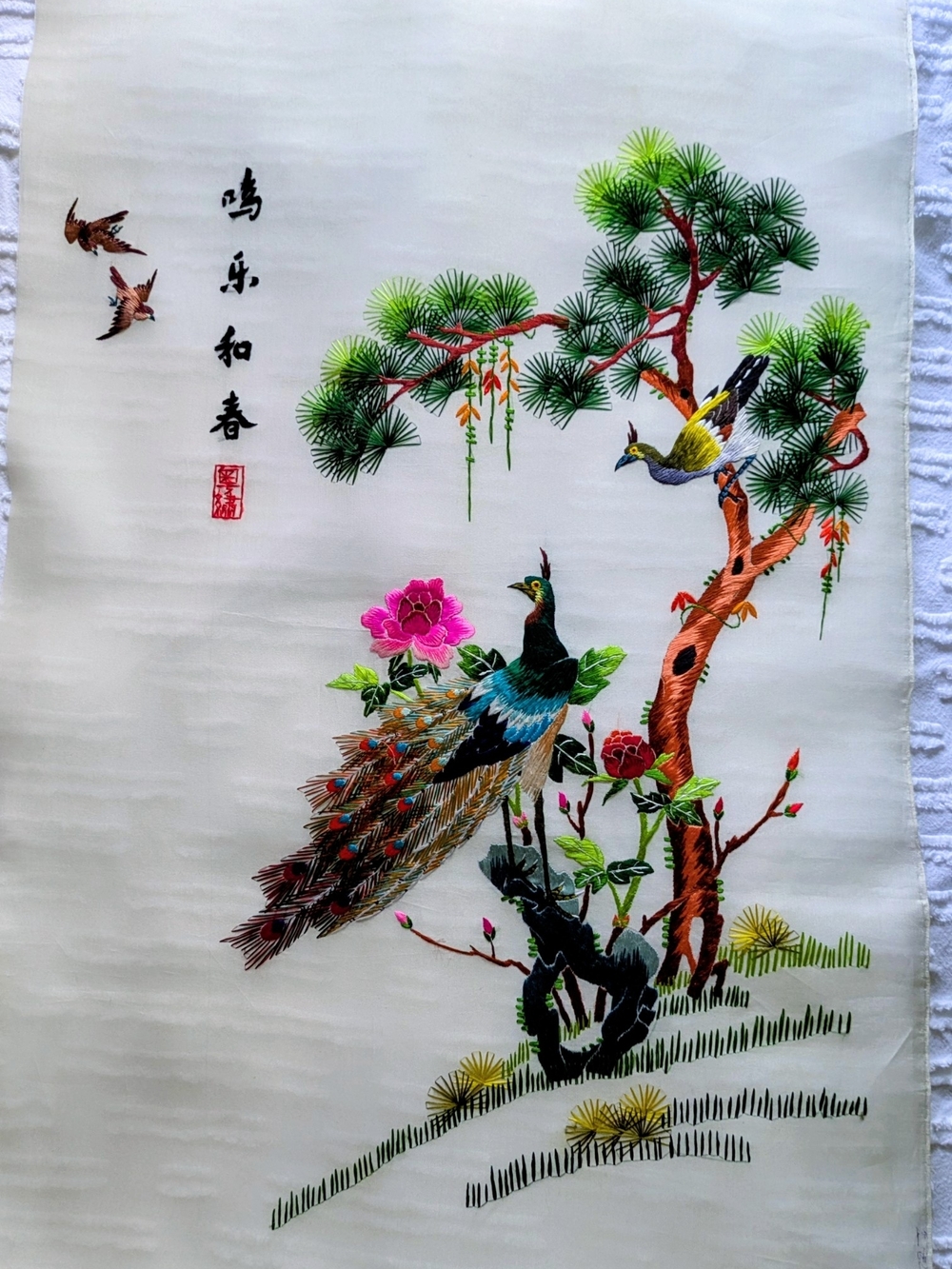 VINTAGE CHINESE SILK EMBROIDERY PANEL DEPICTS 2 PEACOCKS - Multicolor